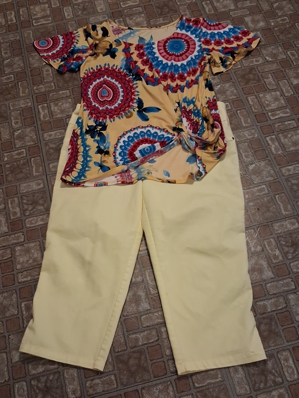 Counterparts Pale Yellow Capris And Top Size 10